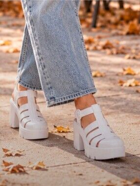 White Jelly Fisherman Sandals Women’s Size 7 Buckle Strap Chunky Lug Sole